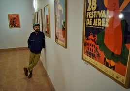 El diseñador jerezano Daniel Diosdado posa en la exposición de carteles inaugurada ayer en la Casa del Arte y la Cultura de Nalda.