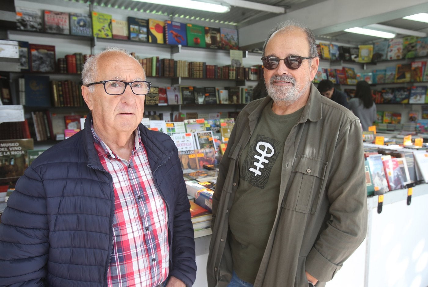 Jesús y José Luis buscan ejemplares en la feria.