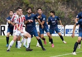 Los jugadores del Anguiano y de la SD Logroñés esperan el lanzamiento de un córner en el derbi disputado en Isla hace dos semanas.