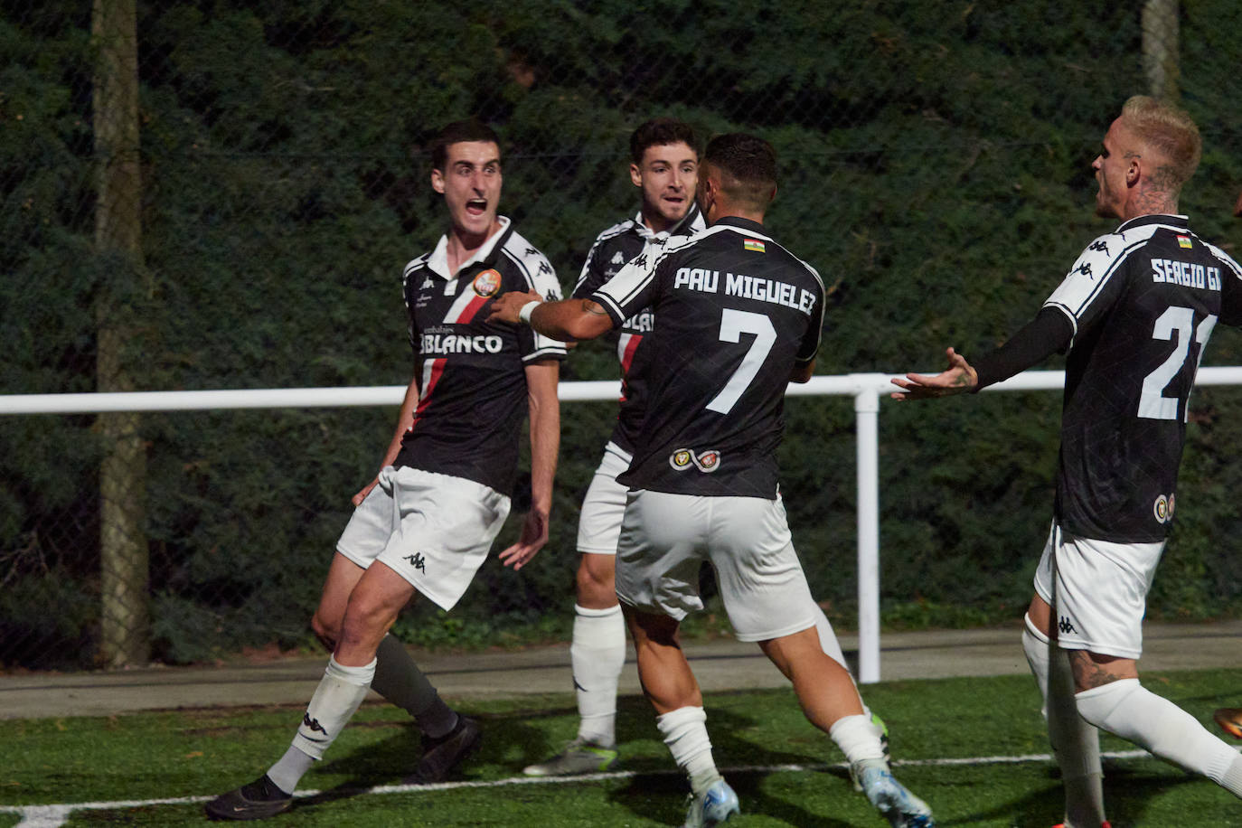 Álvaro García celebra el primero de sus goles.