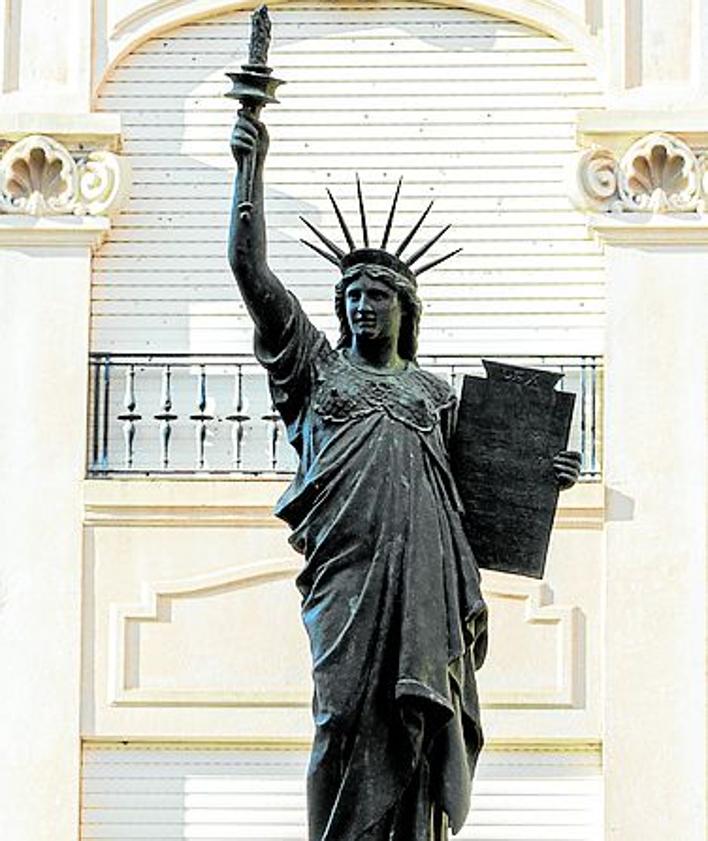 Imagen secundaria 2 - Monumento en honor a los urbanos, que defendieron la torre de Cenicero en 1834 (Izq.). Estatua de la Libertad. 