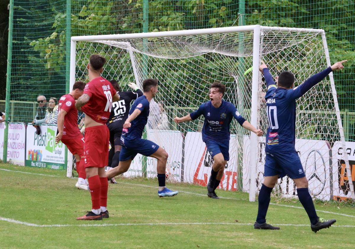 Euforia. Arechavaleta celebra junto a sus compañeros su gol en Isla.