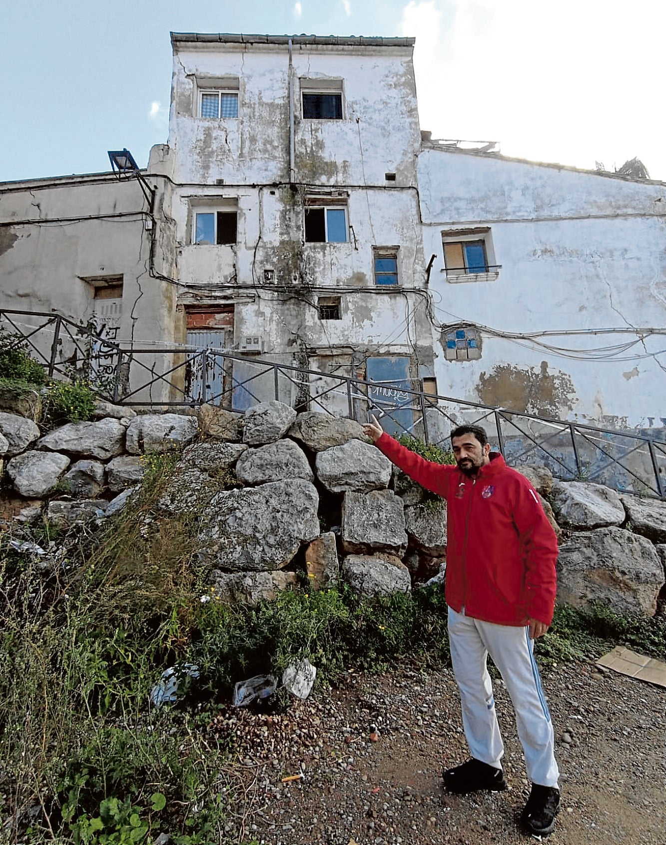 Fernando y su hermana pueden contar de milagro cómo se hundió la escalera de su casa en Calahorra