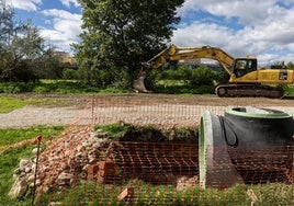 Las obras del emisario del Bajo Iregua, la semana pasada, por el parque del Iregua con La Fombera al fondo.