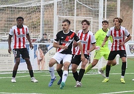 Rubén Pérez espera a rematar el córner rodeado de rivales.