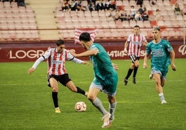 Riki juega el esférico en el partido del pasado domingo, contra el Ejea.