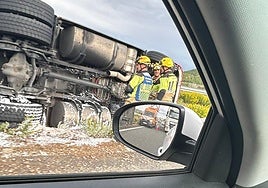 Los bomberos de Logroño, ante el camión accidentado.