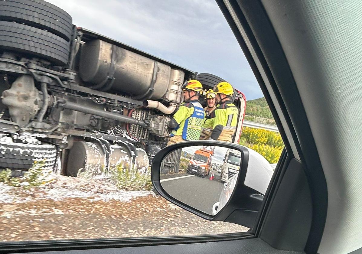 Los bomberos de Logroño, ante el camión accidentado.