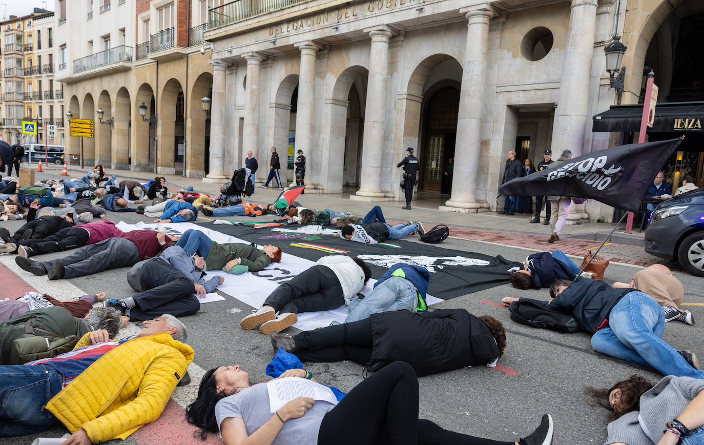 &#039;Performance&#039; de Acampada por Palestina frente a la Delegación de Gobierno