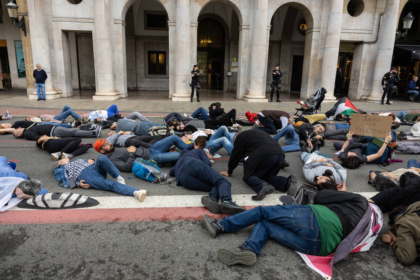 &#039;Performance&#039; de Acampada por Palestina frente a la Delegación de Gobierno