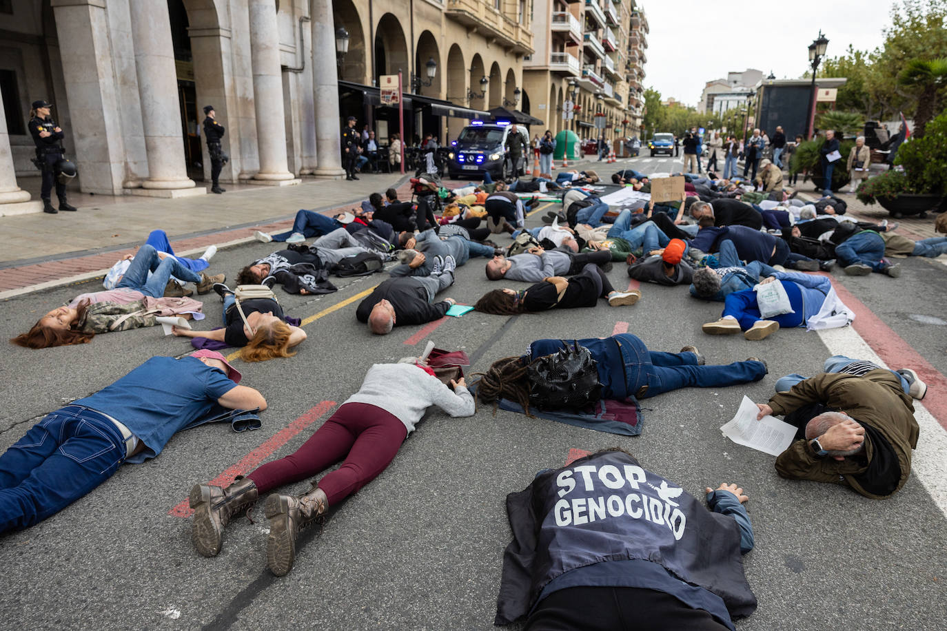 &#039;Performance&#039; de Acampada por Palestina frente a la Delegación de Gobierno