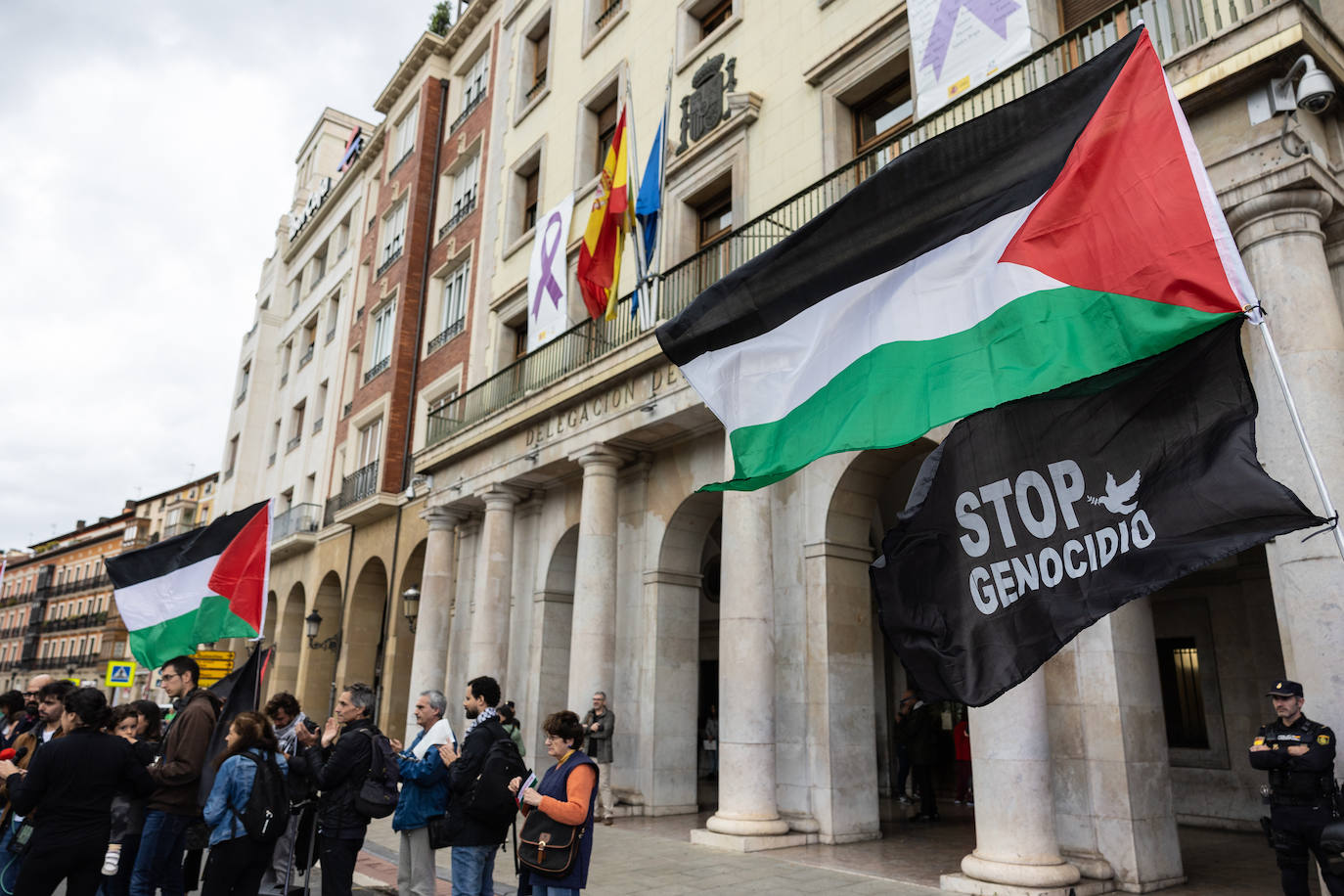 &#039;Performance&#039; de Acampada por Palestina frente a la Delegación de Gobierno