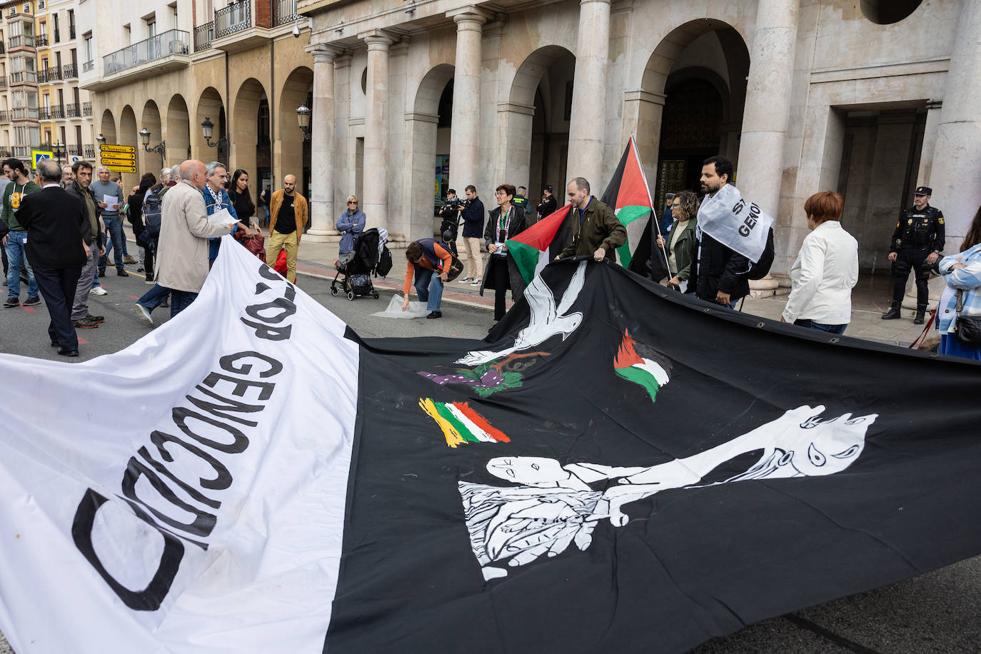 &#039;Performance&#039; de Acampada por Palestina frente a la Delegación de Gobierno