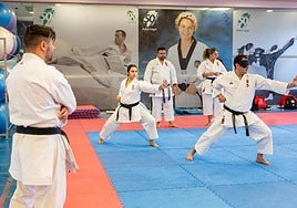 Fran Lozano practica sobre el tatami con su antifaz durante la concentración del equiponacional en Logroño.