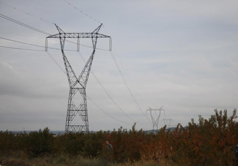 Torres de alta tensión de una línea ya existente en Alfaro