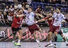 Álvaro Preciado penetra la defensa vallesana para anotar un gol el año pasado.