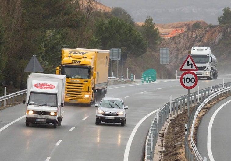 Camiones y coches circulan por la AP-68 en territorio riojano.