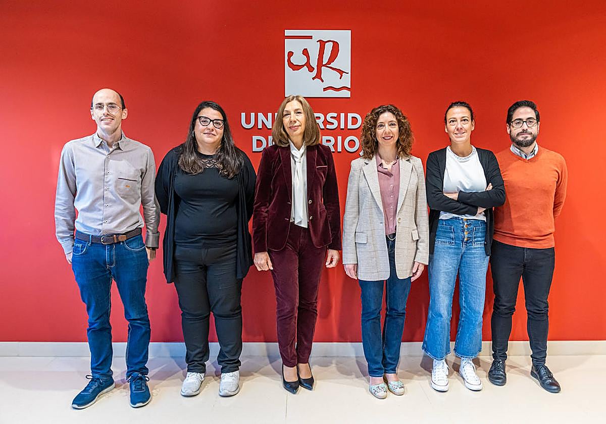 De izquierda a derecha, los investigadores Jonathan Heras y Gadea Mata, la vicerrectora Fabiola Portillo, Elena Soria, presidenta de Plena inclusión La Rioja, Sandra Loza e Ignacio Martínez, del Equipo de Accesibilidad Cognitiva de Plena inclusión La Rioja.