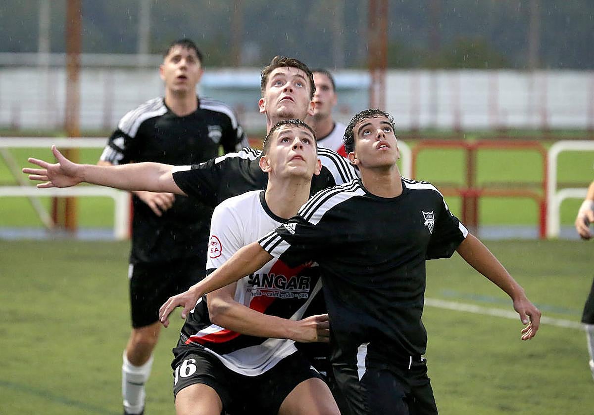Los jugadores del Promesas EDF luchan un balón aéreo contra el filial del Varea.