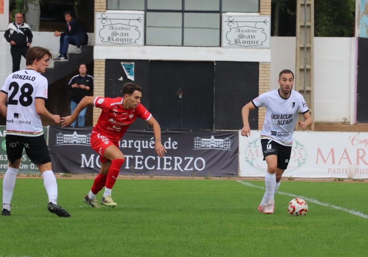 El cuerpo técnico reconvirtió el domingo a Mario León en lateral.