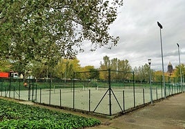 Pistas de tenis que el equipo de Gobierno de Navarrete considera infrautilizadas y donde desea proyectar una residencia de mayores.