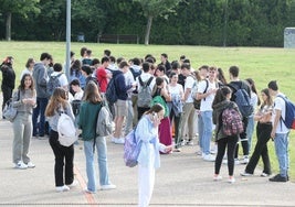 Un grupo de estudiantes a la espera de realizar el primer examen de la EBAU, en una imagen de archivo.