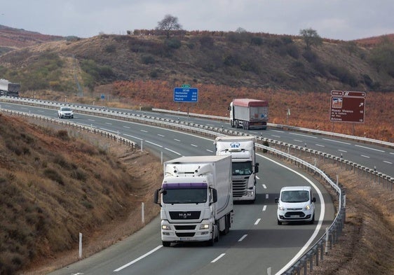 Camiones circulan por la autopista AP-68 en su territorio riojano.