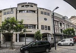 Los antiguos juzgados, junto al teatro Bretón, una vez desocupados.