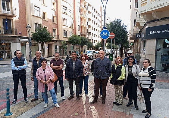 Grupo de vecinos, comerciantes y hosteleros de Duquesa de la Victoria, este miércoles.