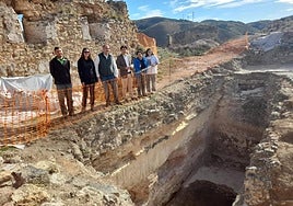 Los arqueólogos con el director general de Cultura, Roberto Iturriaga, y el alcalde de Cervera, Álvaro Forcada, ayer en el castillo.