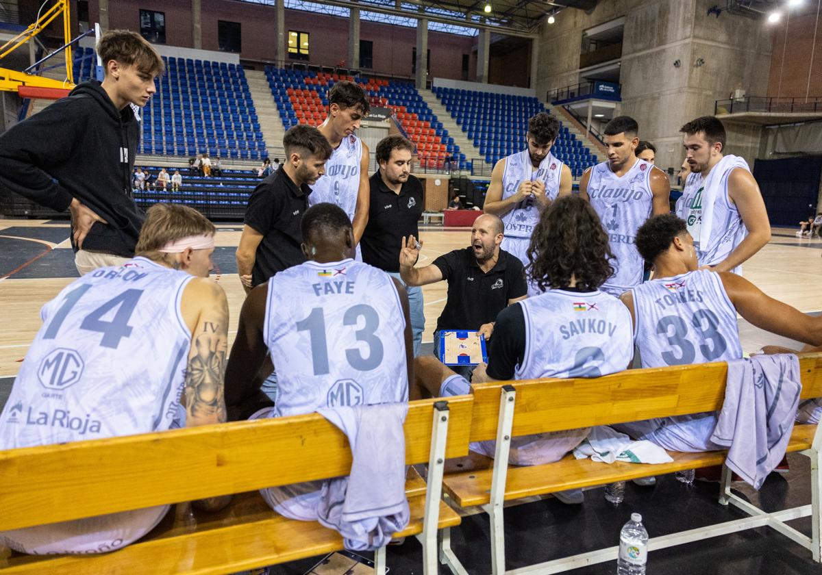 Jorge Serna habla con sus jugadores en el partido contra el Logrobasket en pretemporada.