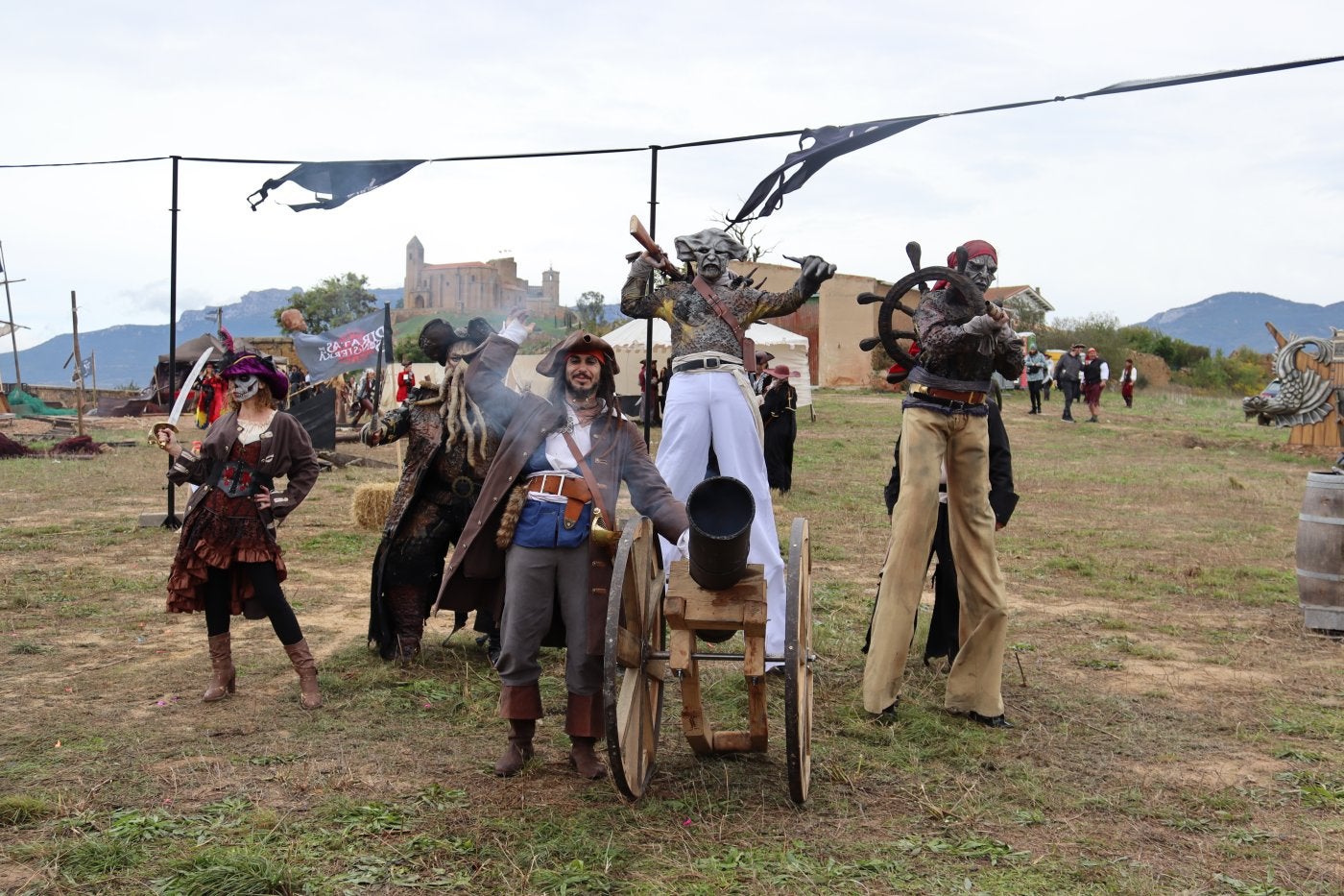 Un corsario dispara un cañón acompañado de otros seres marinos.
