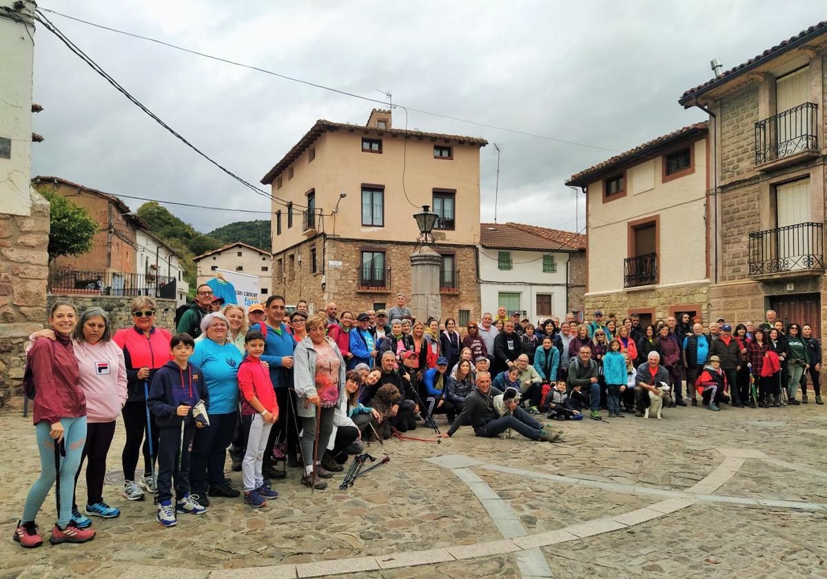 Los participantes en la marcha posan en la plaza de Nieva de Cameros antes de la salida.