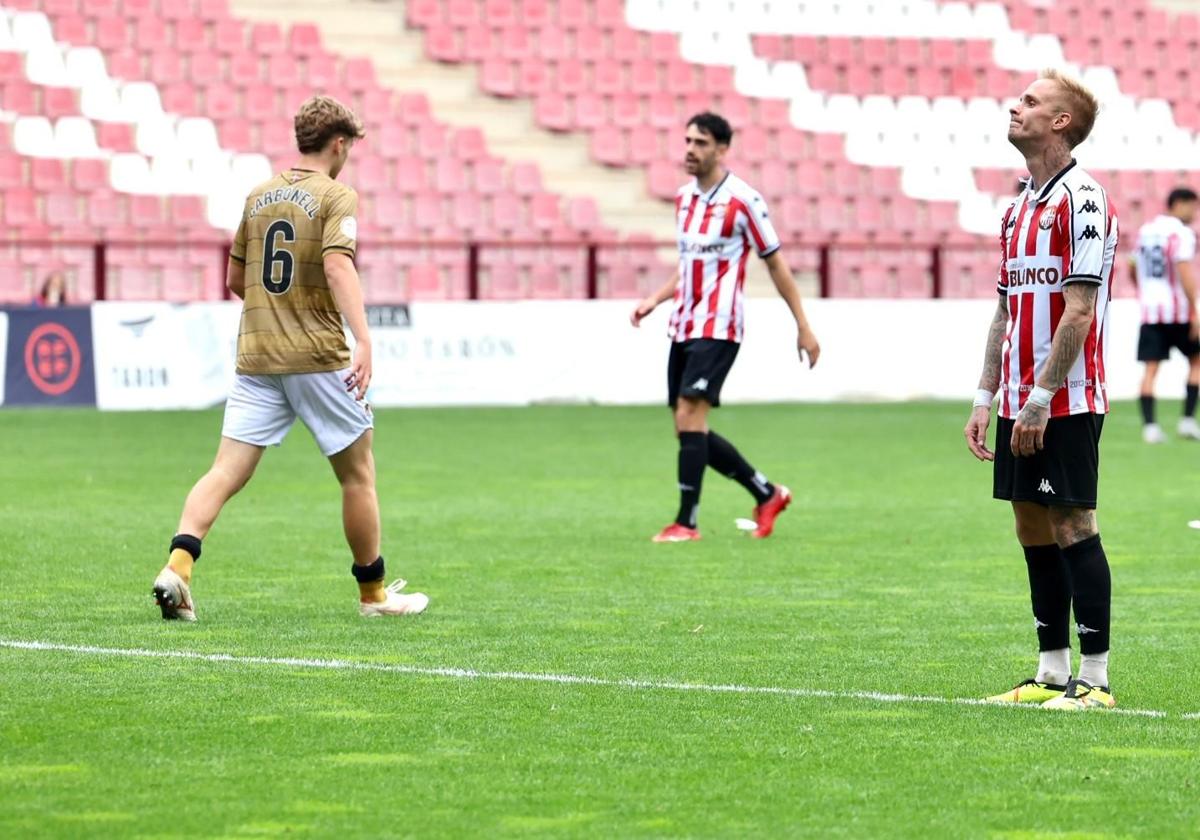 Sergio Gil se lamenta de una ocasión fallada.