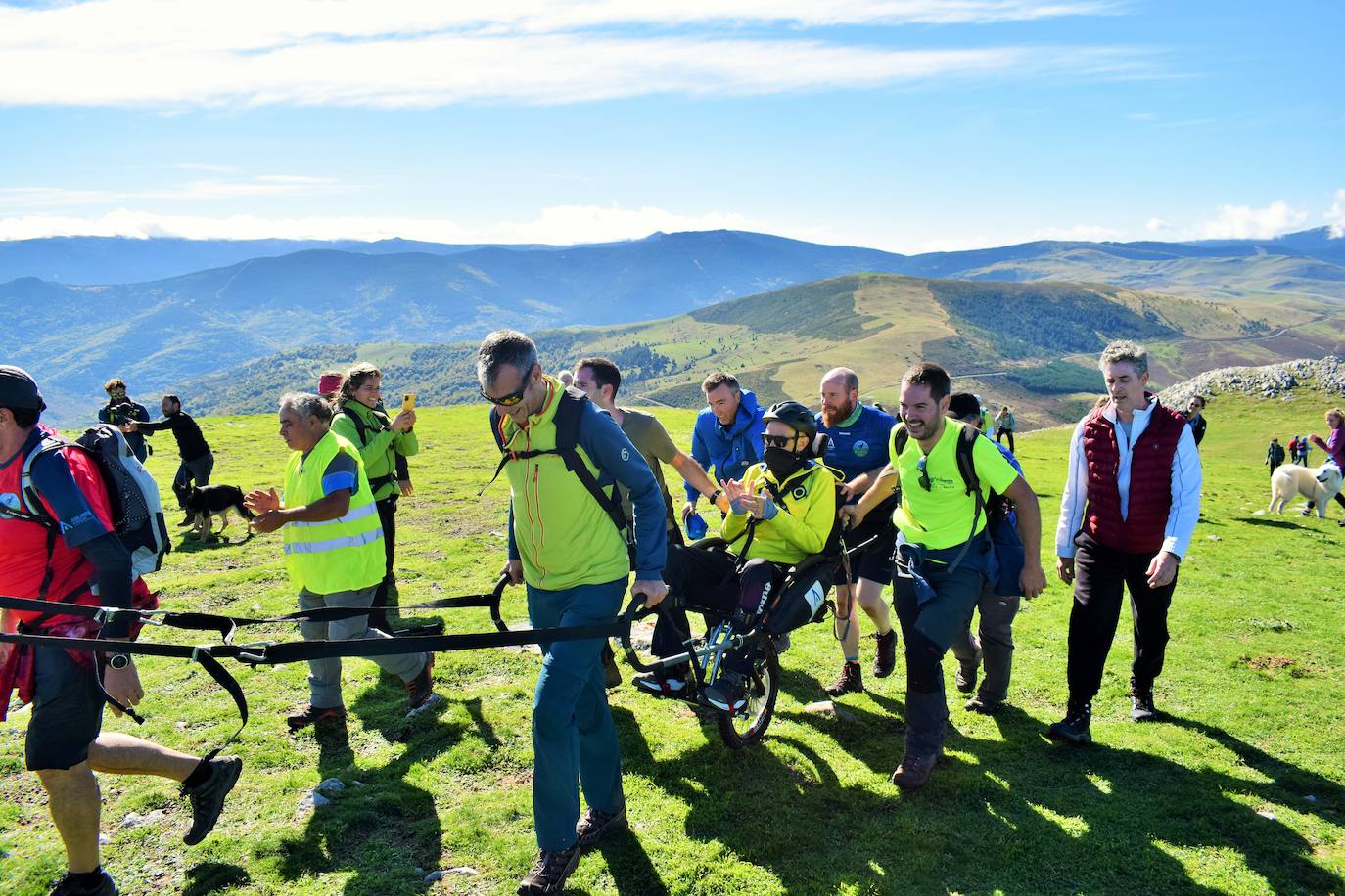 Tres enfermos de ELA ascienden a 1.854 metros de altitud en el Día del Montañismo Riojano