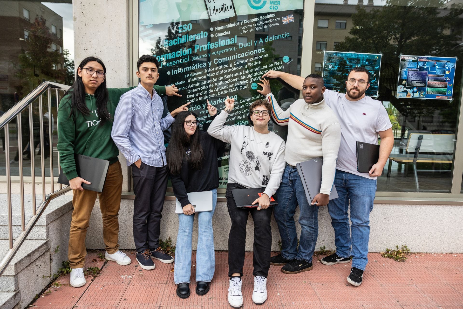 Alumnos del grado superior de Desarrollo de Aplicaciones Web y Desarrollo de Aplicaciones Multiplataforma del IES Comercio se quejan por no haber dado ni una clase de una asignatura esencial.