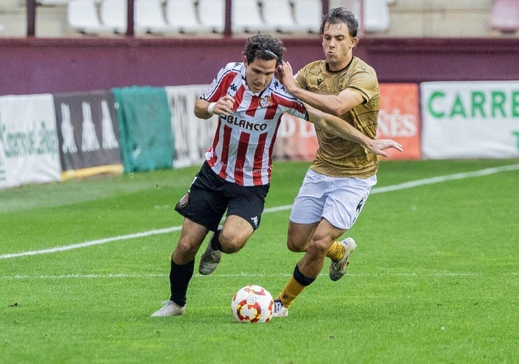 Nacho Ruiz pelea por el balón con un jugador de la Real C.