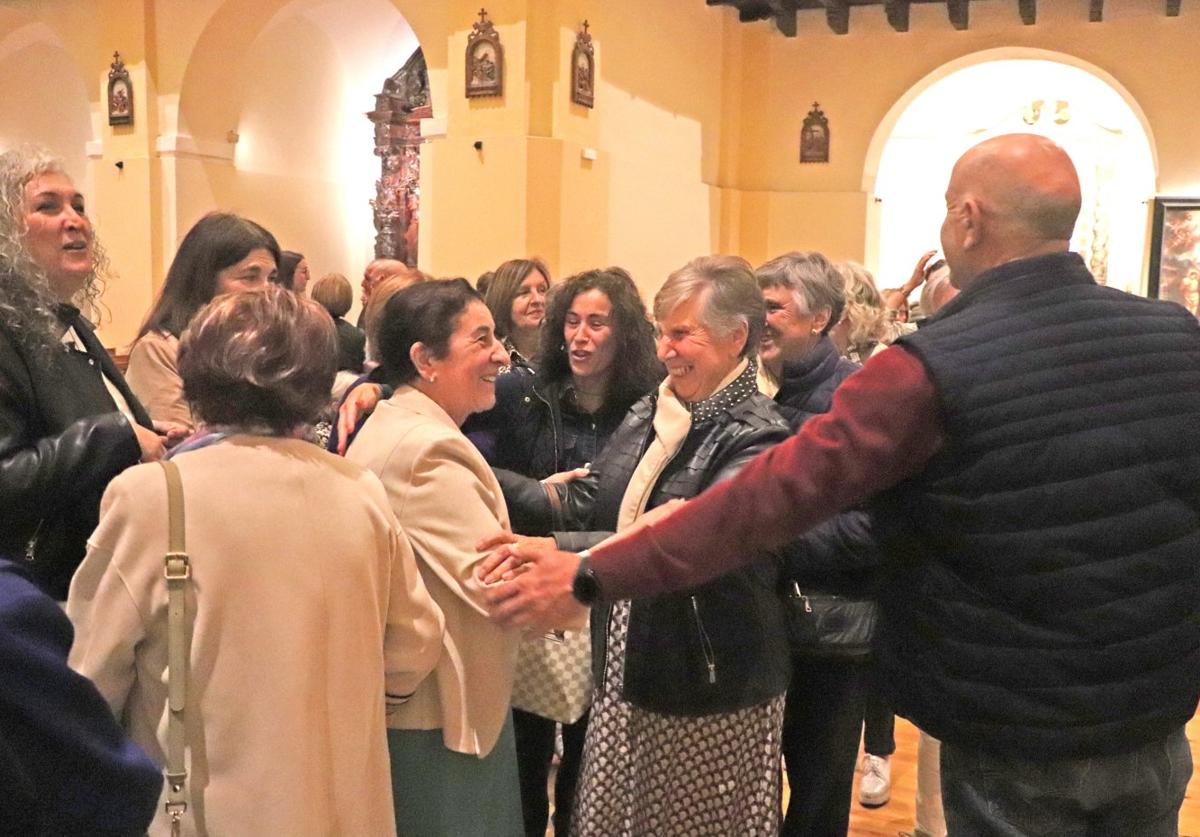 Decenas de alfareños felicitaron a García por su jubilación.