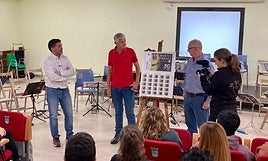 Miembros de la orquesta y la asociación filátelica, con el sello.