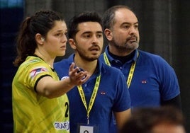 Taty Lozano charla con los técnicos Dani Berbés y Juanjo González durante un partido.