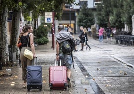 Dos turistas pasan con sus maletas por el centro de Logroño el pasado verano.