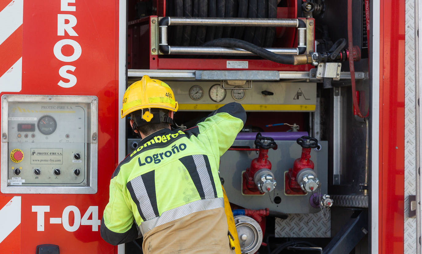 Los Bomberos sofocan el incendio en un taller de impresión del Camino Viejo de Alberite