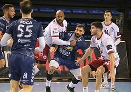 Nacho Valles, a la izquierda de la imagen, inicia un ataque mientras Rivero sujeta al argentino Moscariello.