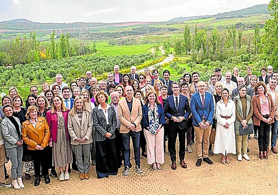 Participantes en la firma del pacto, en la bodega institucional de La Grajera.