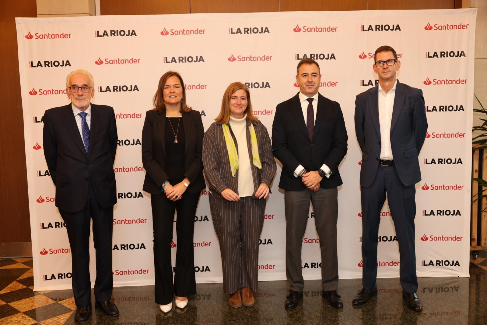 Francisco Achiaga, presidente del consejo de administración de Nueva Rioja; Lorena Ruiz, directora de Negocio Agroalimentario del Banco Santander; la consejera Noemí Manzanos; Javier Gallardo, director territorial en Aragón, Navarra y La Rioja del Banco Santander; y Goyo Ezama, director general de Nueva Rioja.