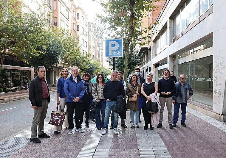 Grupo que se ha reunido para apoyar la actual configuración de la calle.