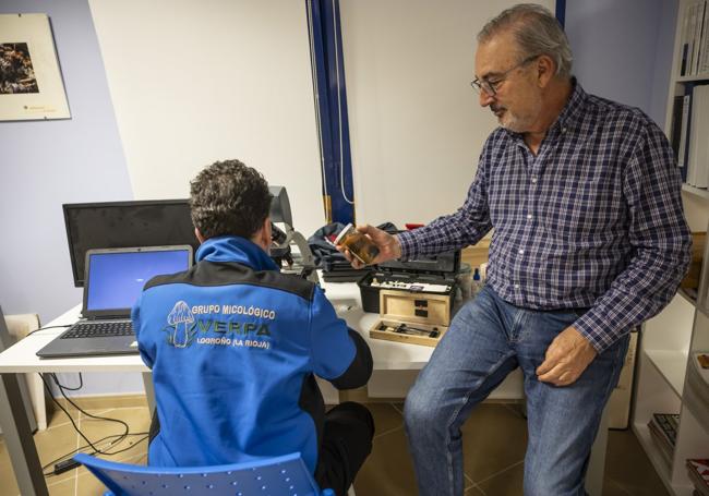 Antonio Ezquerro y Pérez del Amo consultan en el microscopio.