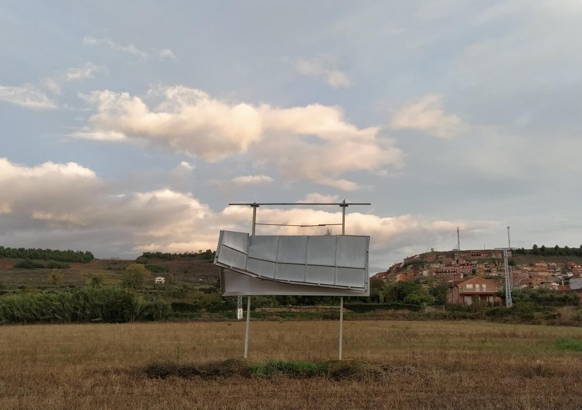 El vendaval de la semana pasada dobló el cartel que anuncia la construcción del centro de salud.