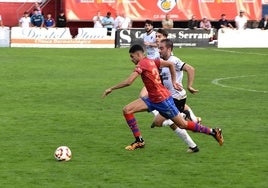 Gouda avanza con el balón en su partido contra el Alfaro.