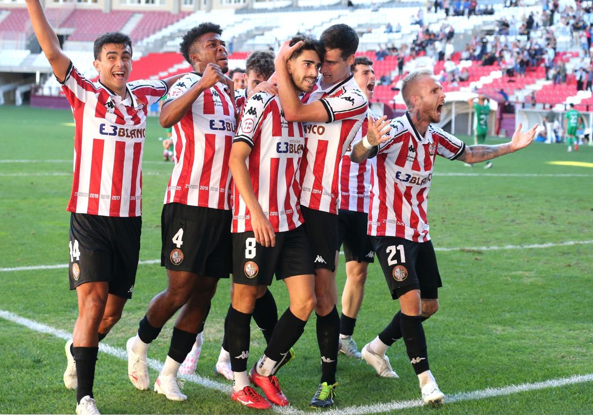 Álvaro García abraza a Lamadrid tras marcar ante el Arenas.